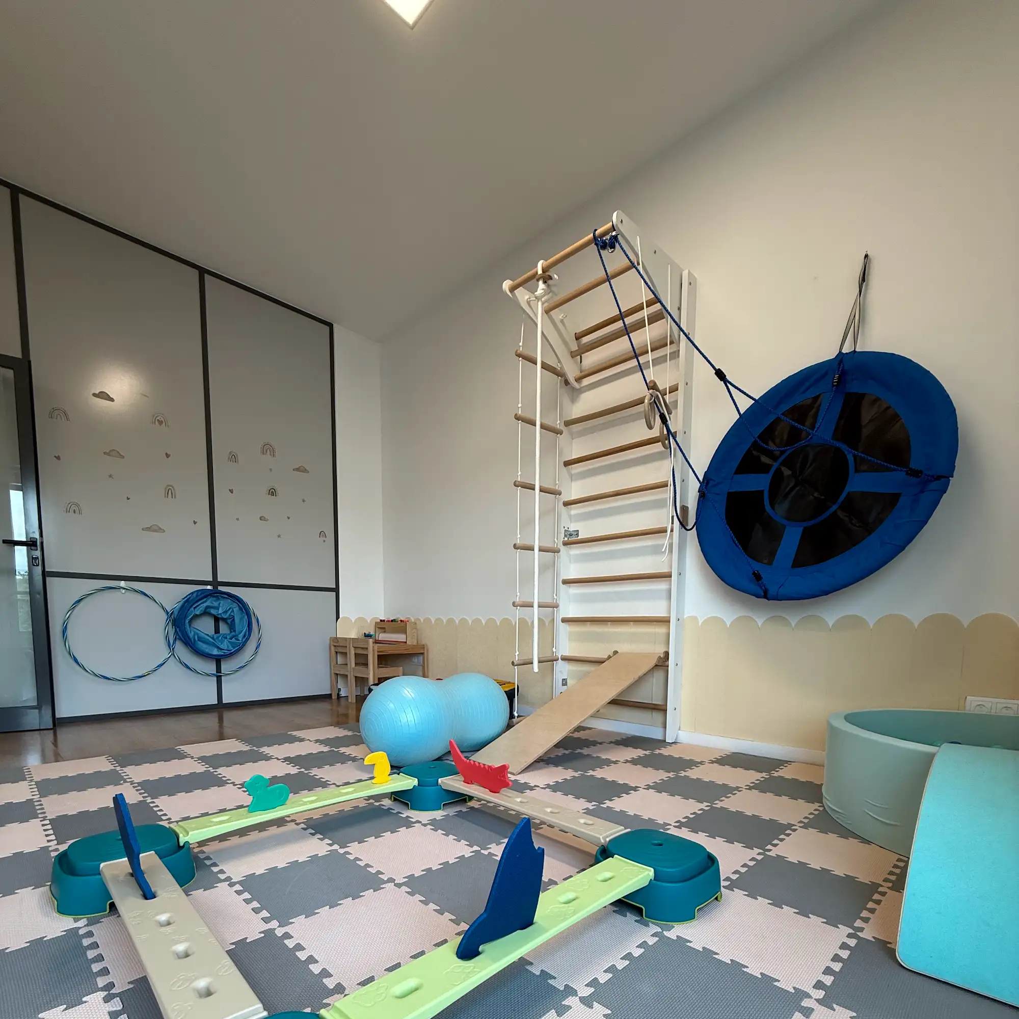 Sala de Terapia Ocupacional da Janela dos Afetos, com estruturas diversificadas.
